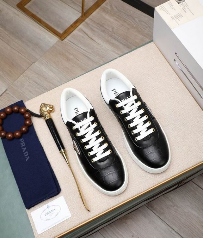Sneakers PRADA en cuir noir embossé – Semelle blanche – Image 3