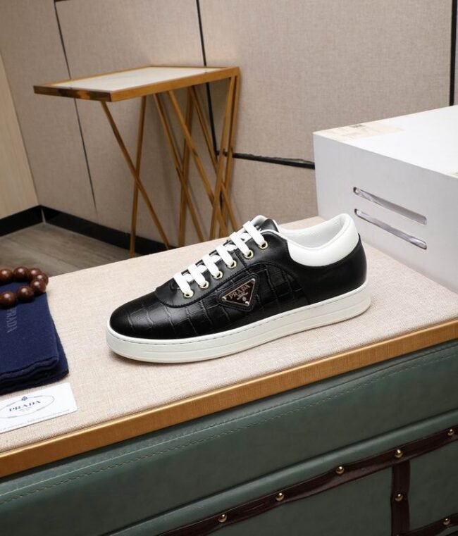 Sneakers PRADA en cuir noir embossé – Semelle blanche