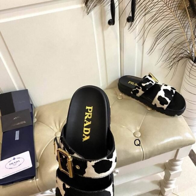 Sandales Prada à motif vache – Boucle dorée – Image 4