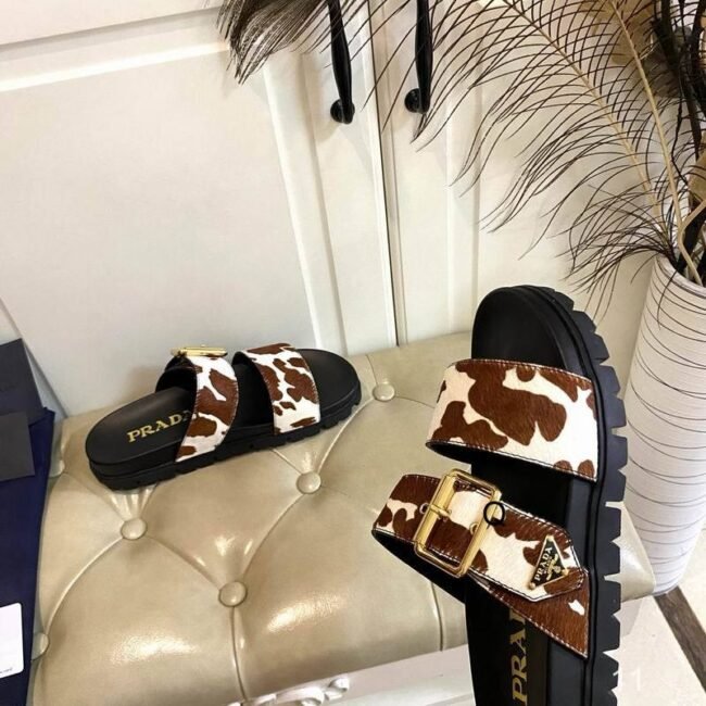 Sandales Prada à motif vache – Boucle dorée – Image 3