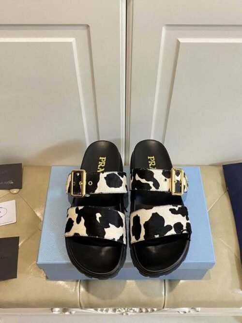 Sandales Prada à motif vache – Boucle dorée