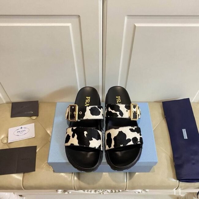 Sandales Prada à motif vache – Boucle dorée