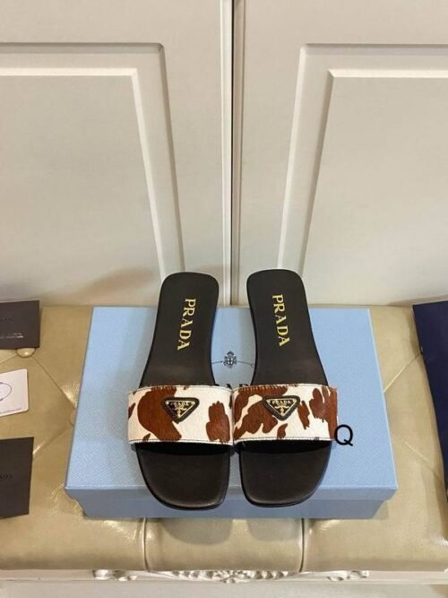 Mules Prada Slide à imprimé vachette – Logo triangulaire émaillé