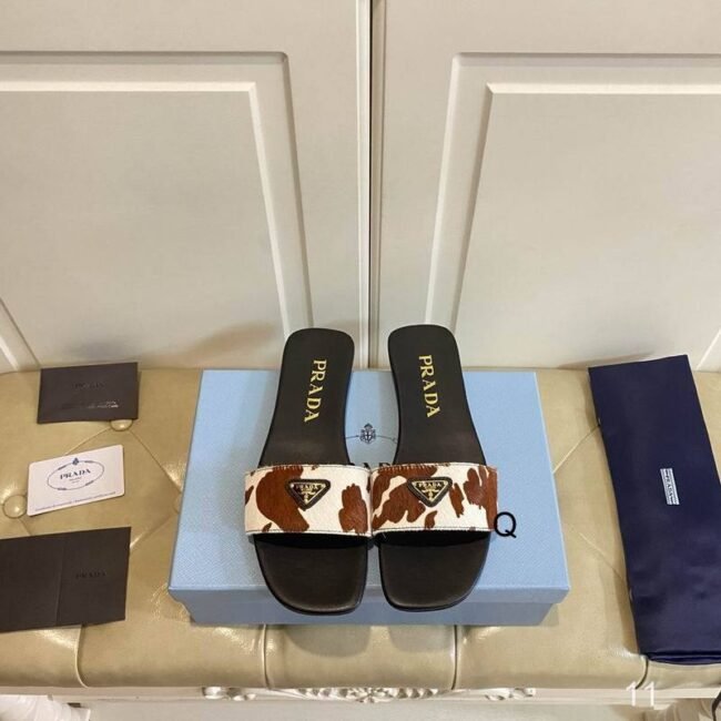 Mules Prada Slide à imprimé vachette – Logo triangulaire émaillé