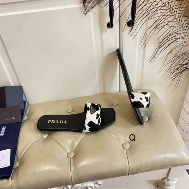 Mules Prada Slide à imprimé vachette – Logo triangulaire émaillé – Image 2