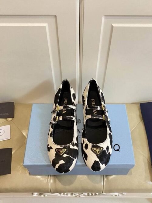 Ballerines Prada Mary Jane en cuir de veau imprimé vache