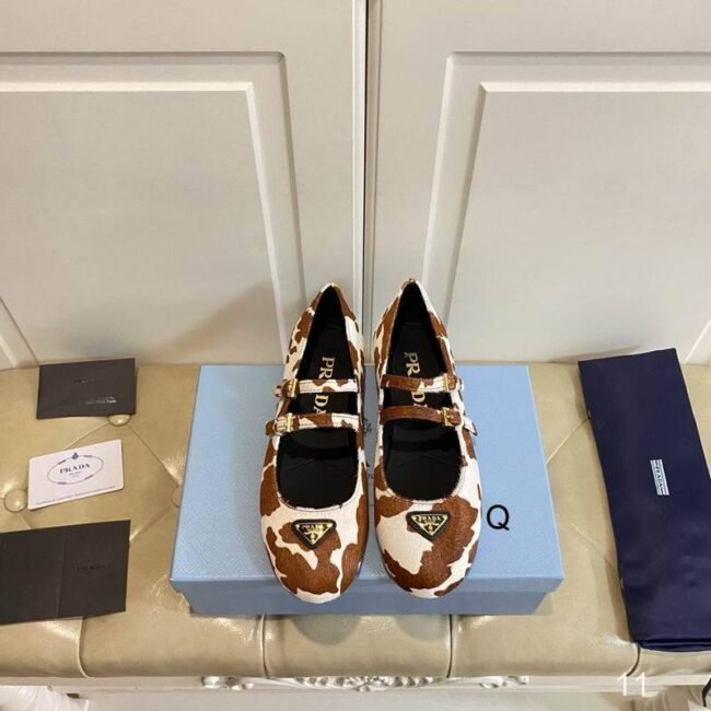 Ballerines Prada Mary Jane en cuir de veau imprimé vache – Image 2