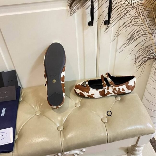 Ballerines Prada Mary Jane en cuir de veau imprimé vache – Image 3