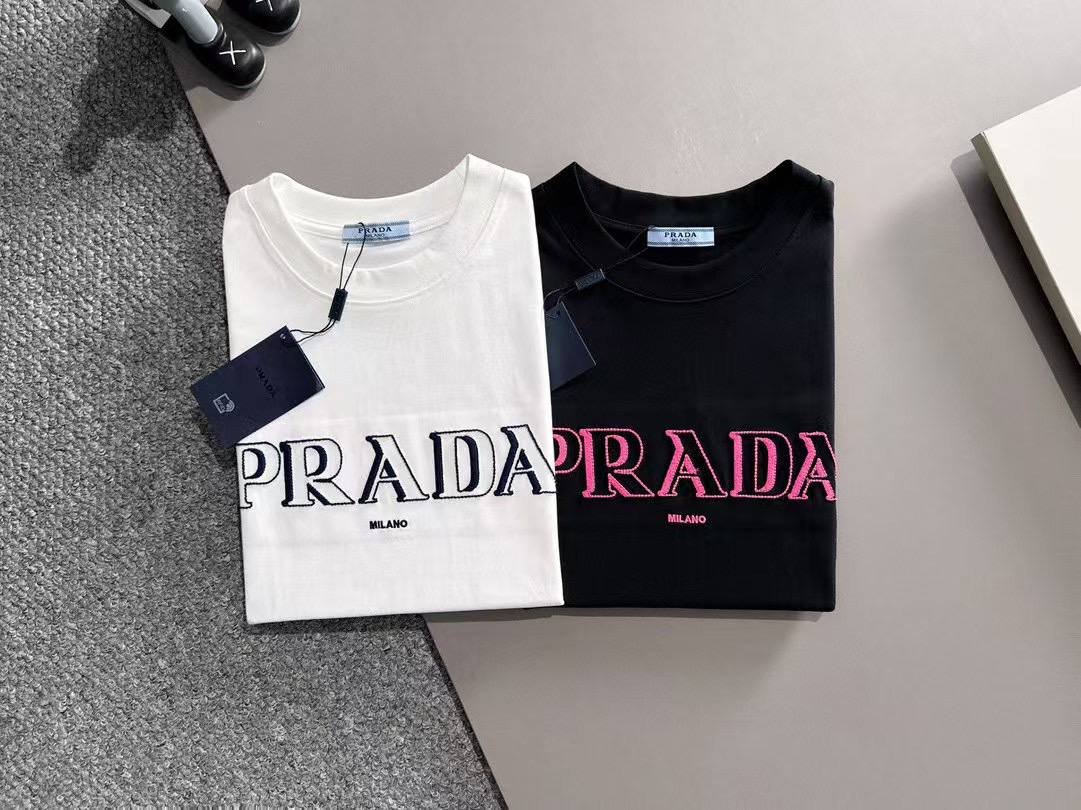 T-Shirt Prada Milano – Élégance Minimaliste