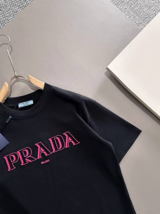 T-Shirt Prada Milano – Élégance Minimaliste
