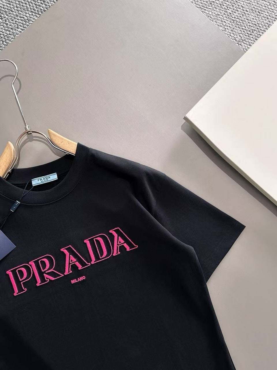 T-Shirt Prada Milano – Élégance Minimaliste
