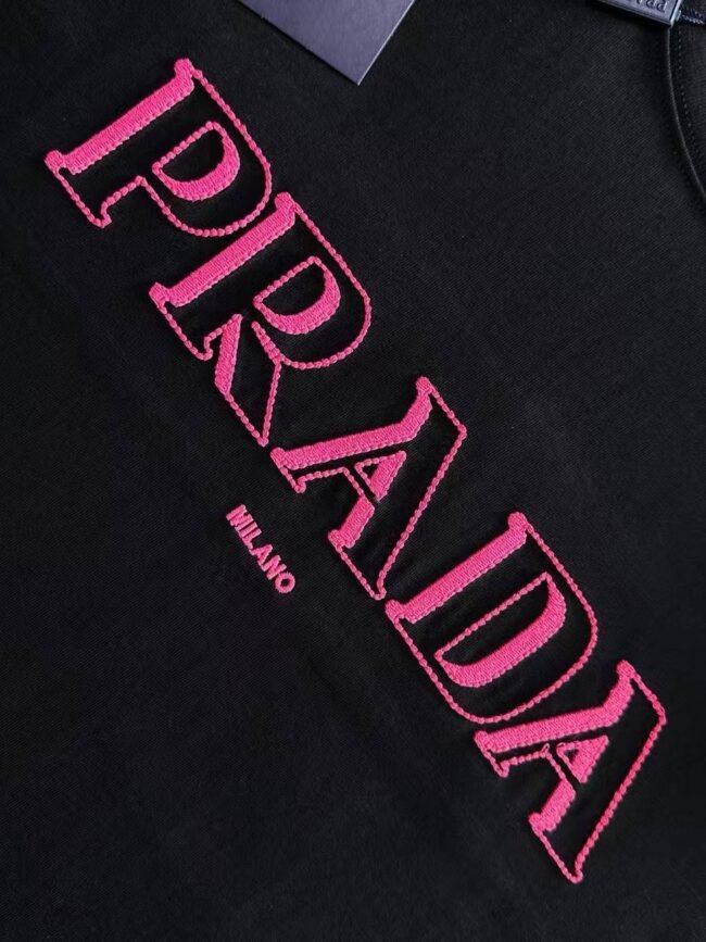 T-Shirt Prada Milano – Élégance Minimaliste