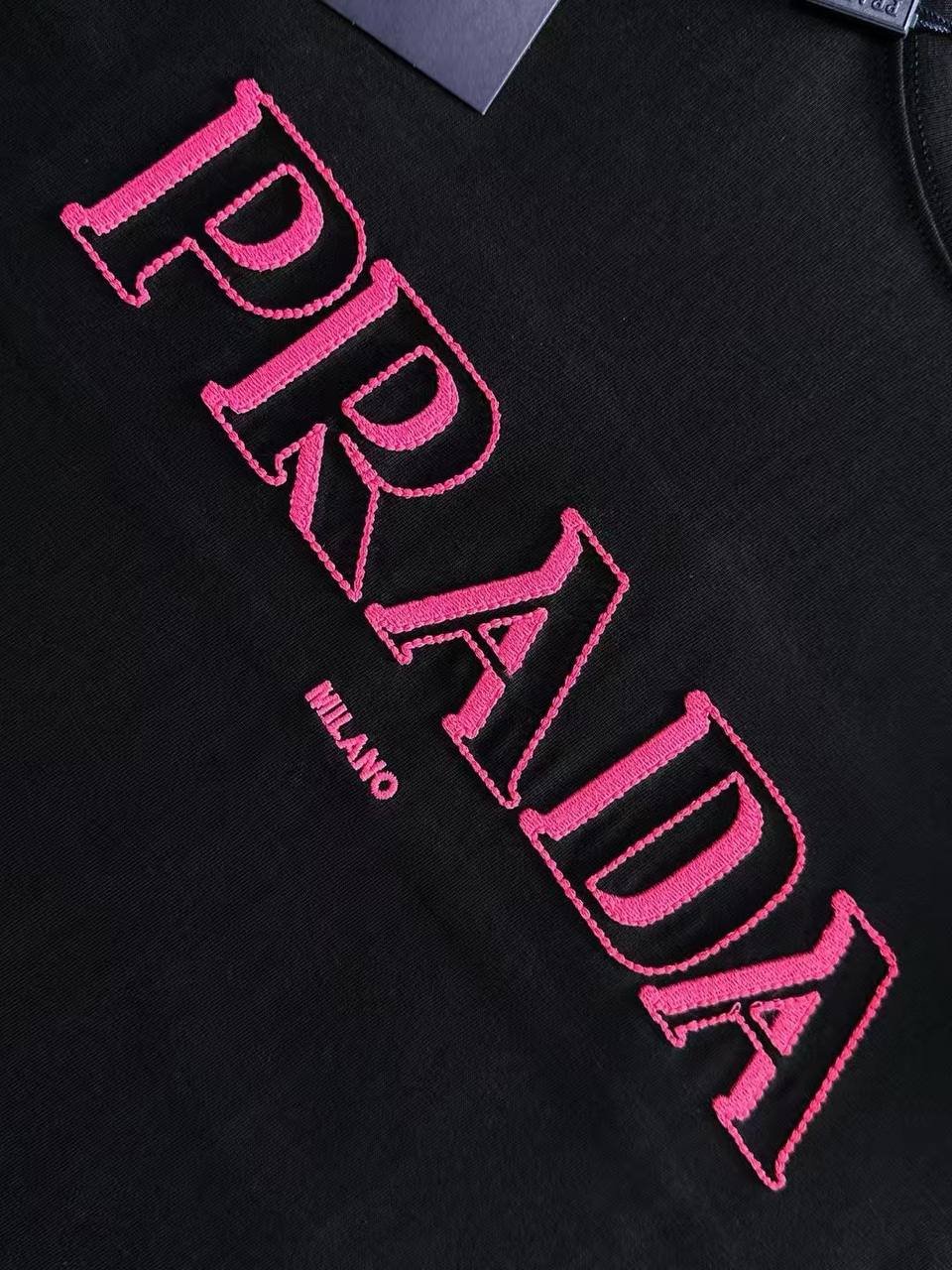 T-Shirt Prada Milano – Élégance Minimaliste