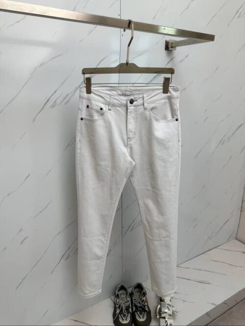 Jean Blanc Slim Fit – Minimalisme et Élégance