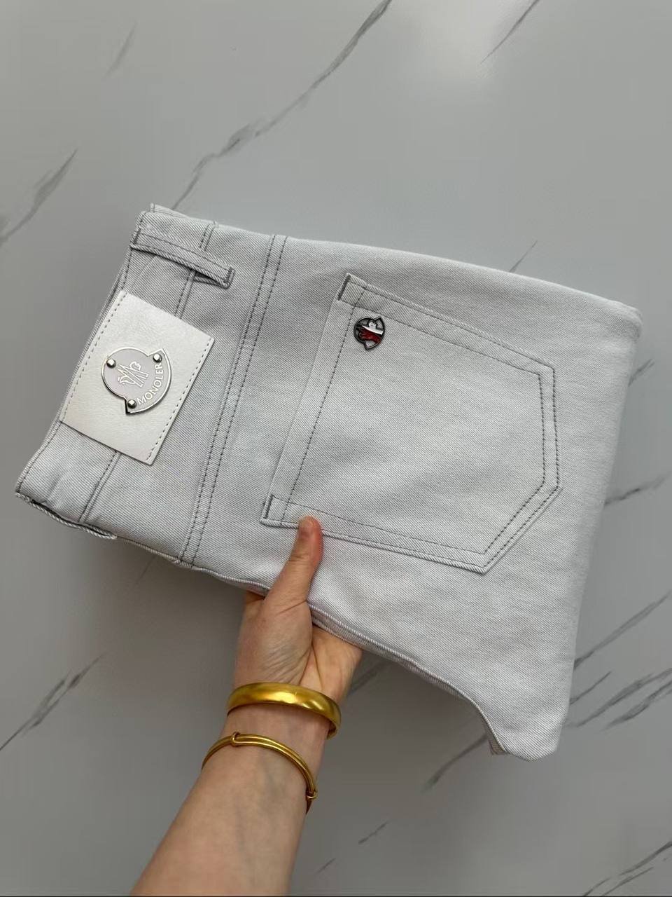Jean Blanc Slim Fit – Minimalisme et Élégance