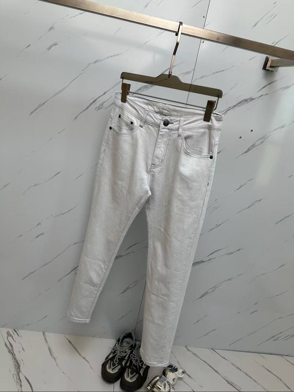 Jean Blanc Slim Fit – Minimalisme et Élégance