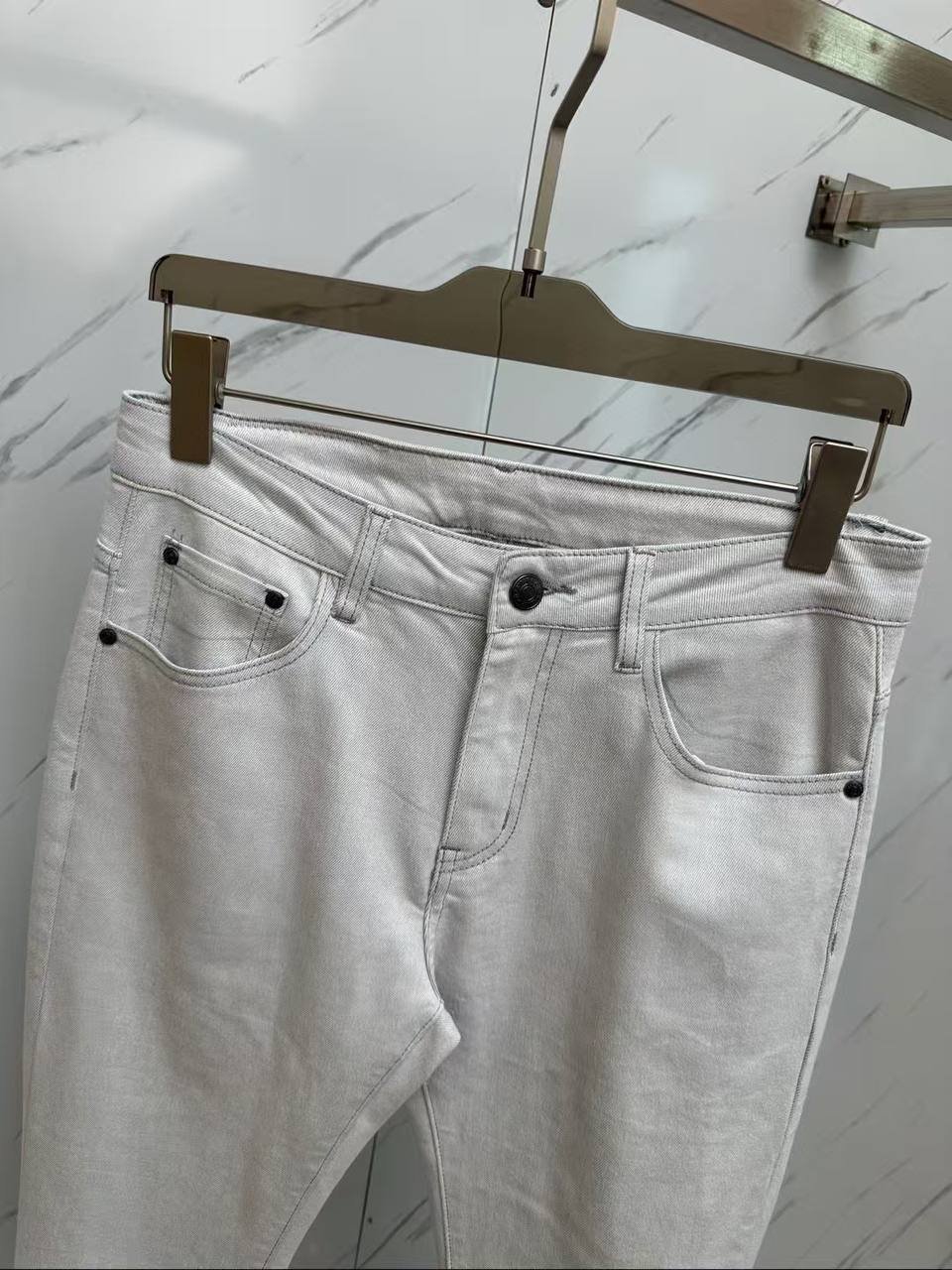 Jean Blanc Slim Fit – Minimalisme et Élégance
