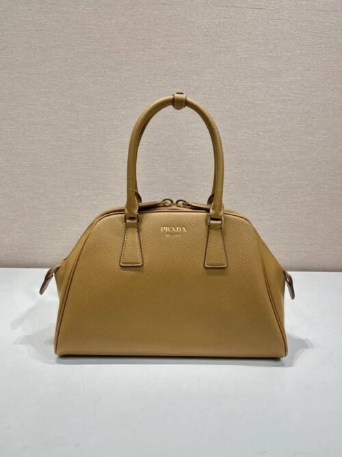 Le sac Prada en cuir Saffiano camel