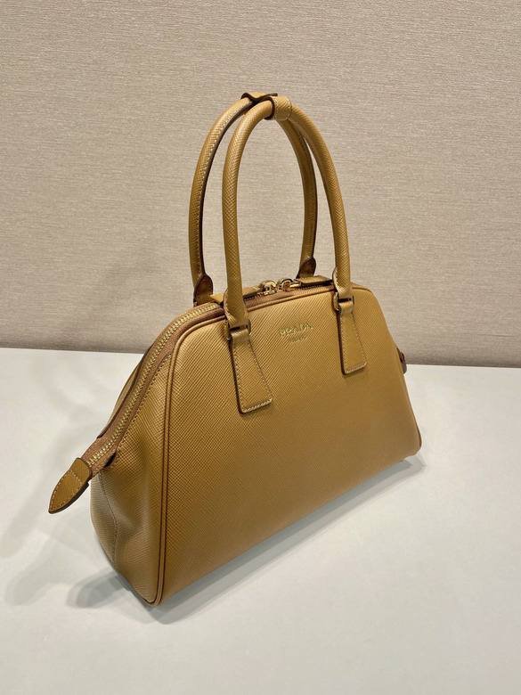 Le sac Prada en cuir Saffiano camel