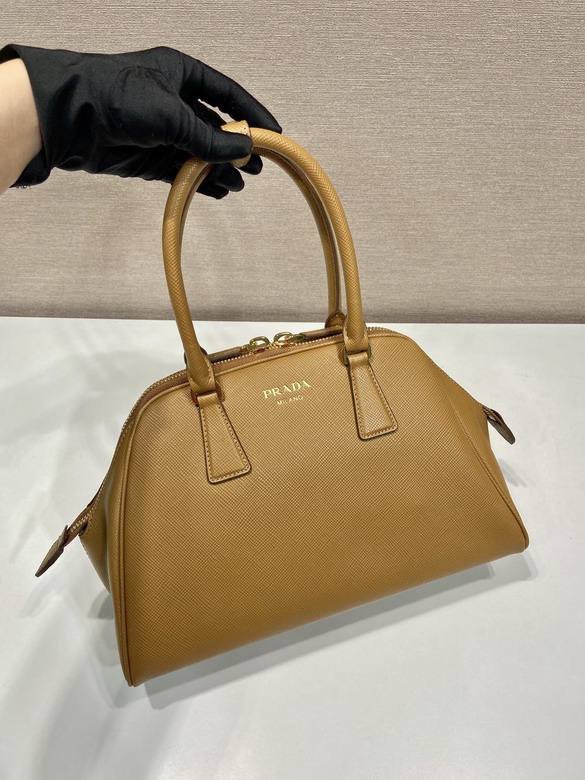 Le sac Prada en cuir Saffiano camel