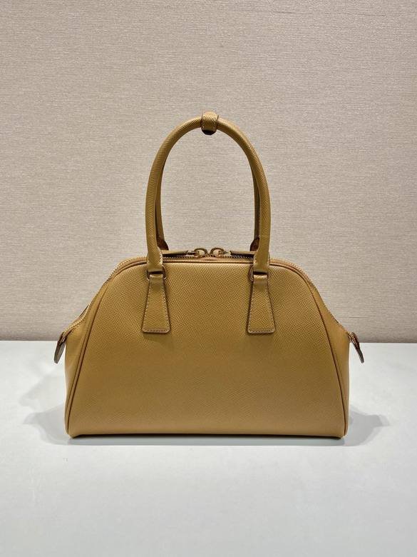 Le sac Prada en cuir Saffiano camel