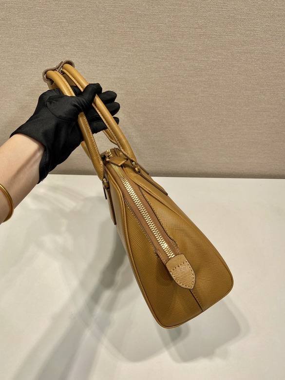 Le sac Prada en cuir Saffiano camel