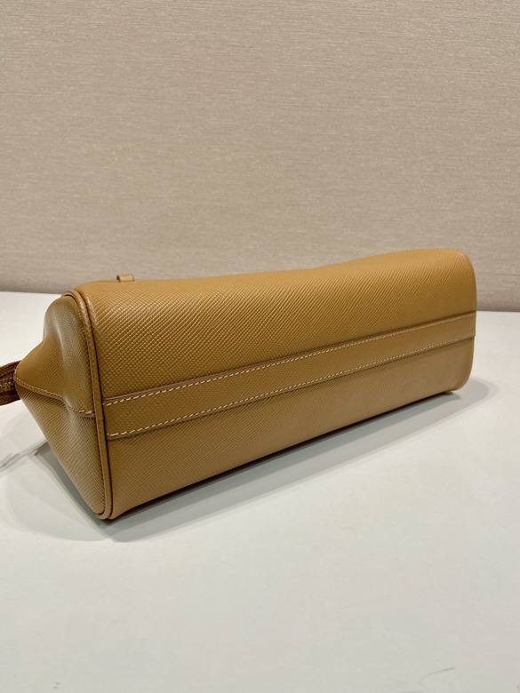 Le sac Prada en cuir Saffiano camel